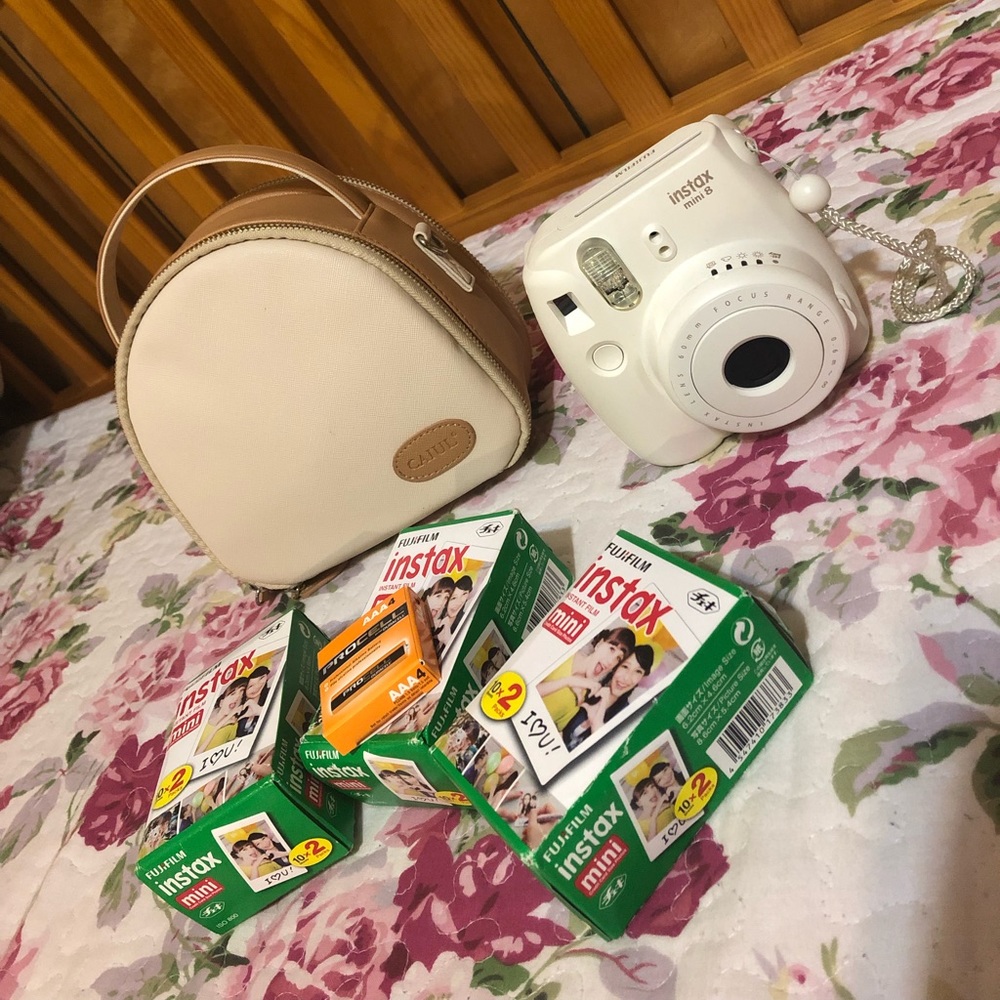 Fujifilm Instax Mini 8 in White Bundle